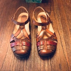 Brown/multi-color sandal